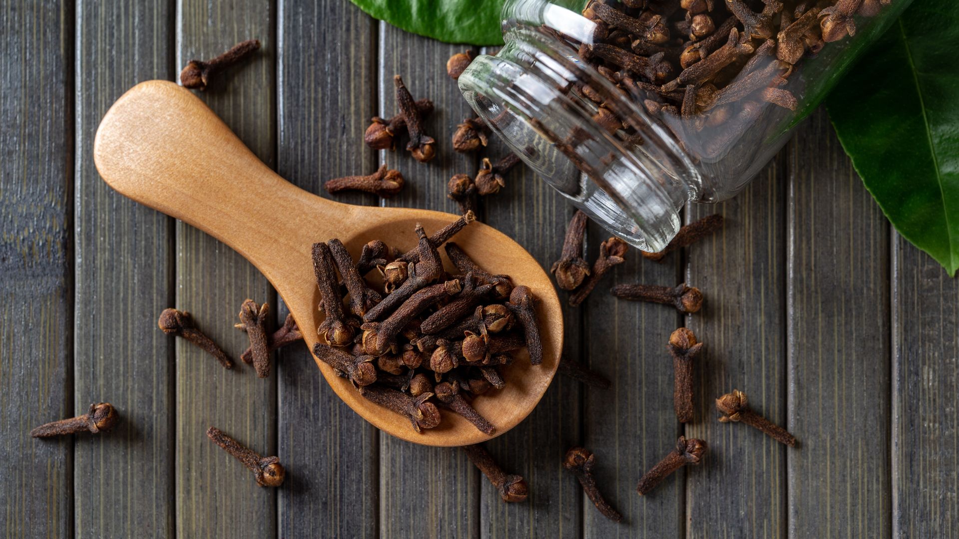 How cloves are commonly used in food and drinks around the world