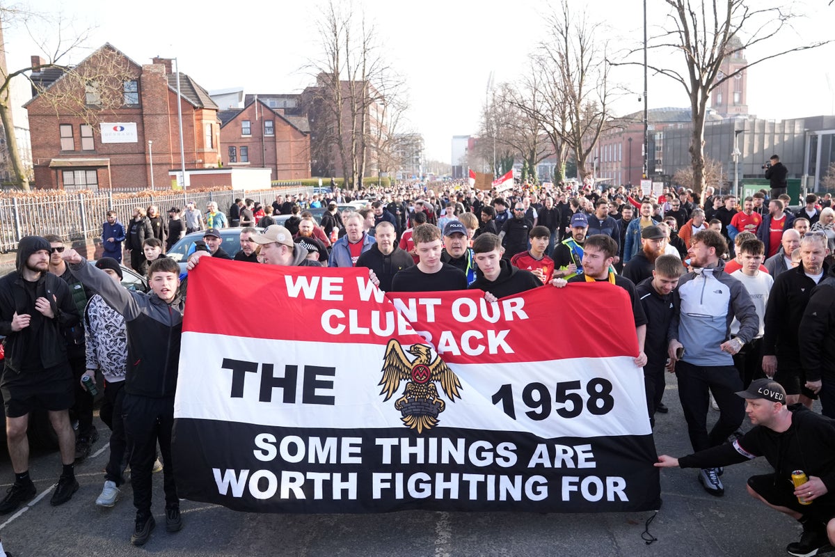 Man United ban hundreds of season ticket holders after touting probe