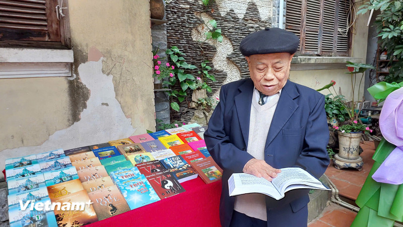 Xác lập kỷ lục Việt Nam cho tác giả U90 từng viết 100 cuốn tiểu thuyết