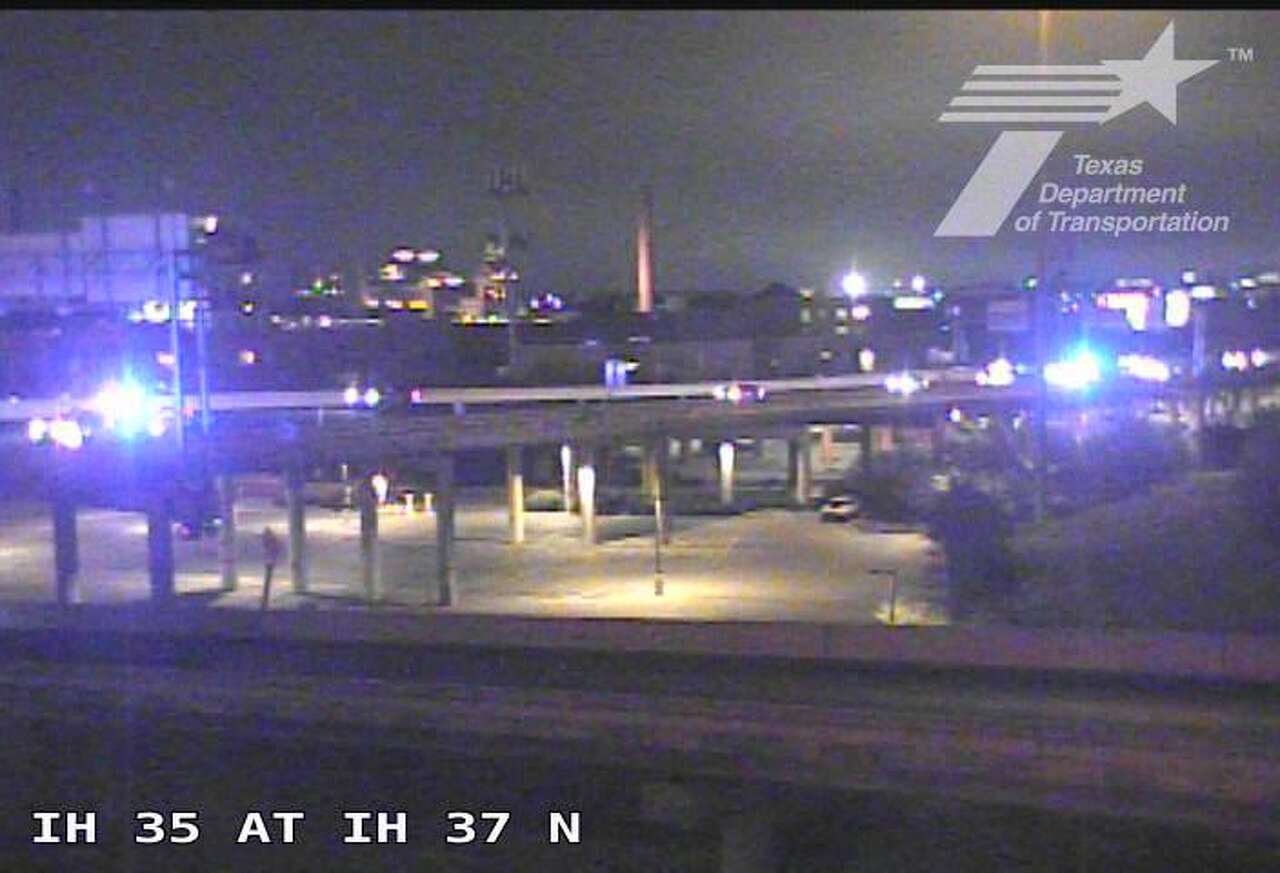 Major exit ramp closed after crash on near I-35 and Highway 281
