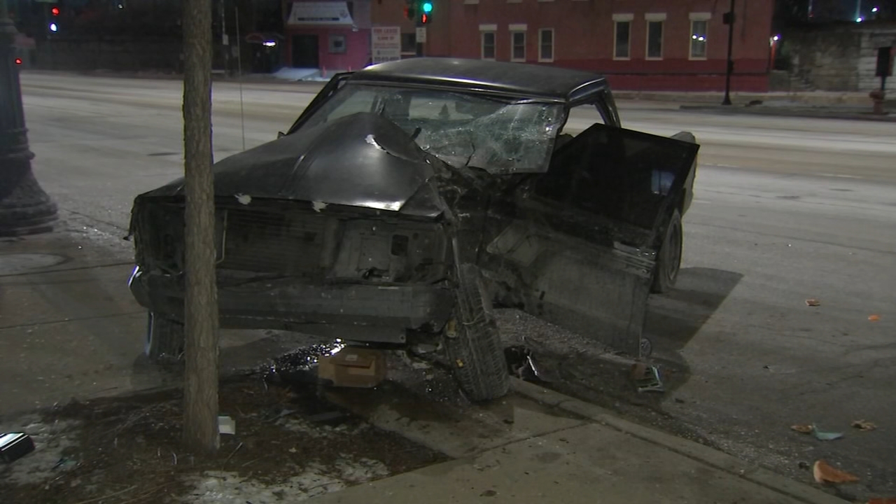 Driver crashes into light pole on NW side, Chicago police say