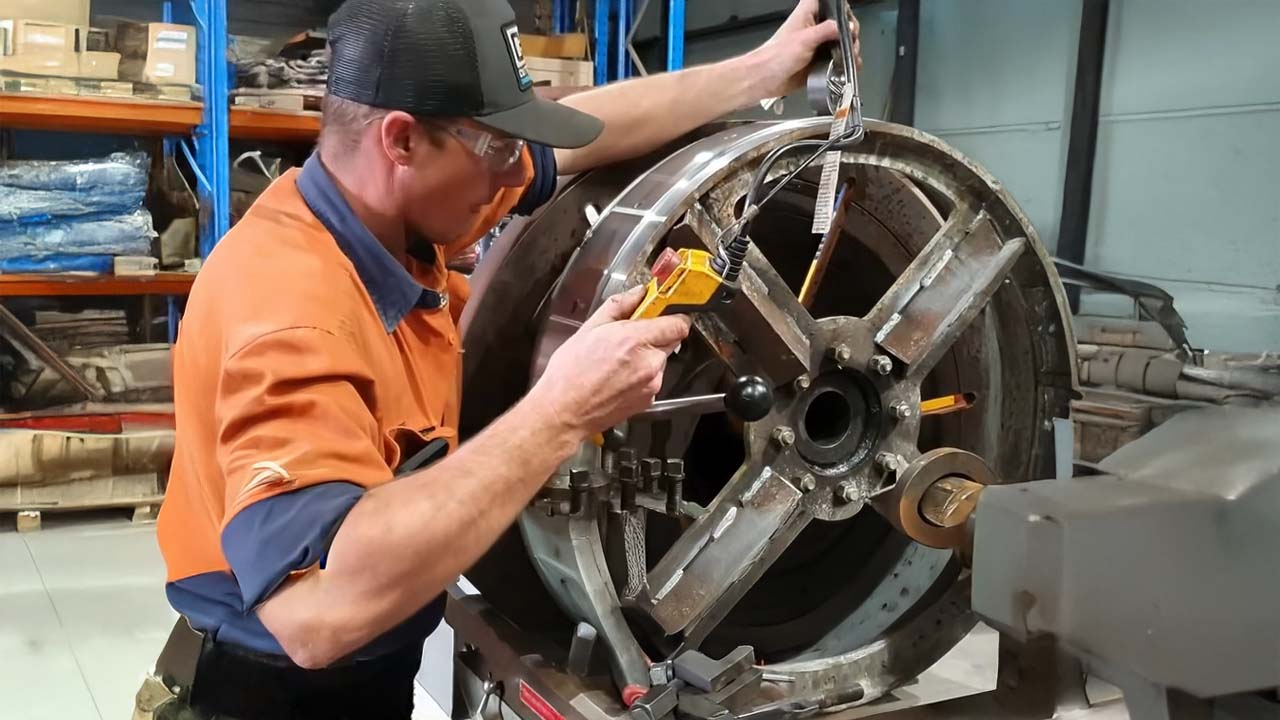Internal damage found in a hydraulic cylinder