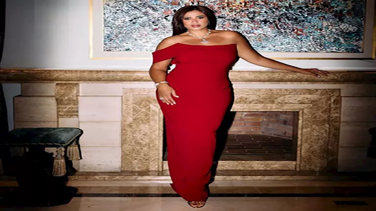 ياسمين عبد العزيز بفستان أحمر طويل