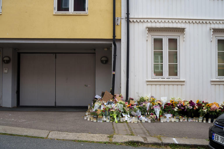 Tente lys og blomster utenfor huset på Kampen i Oslo hvor Tamima Nibras Juhar (34) ble drept mens hun var på jobb i en bolig tilknyttet barnevernet. Foto: Cornelius Poppe / NTB