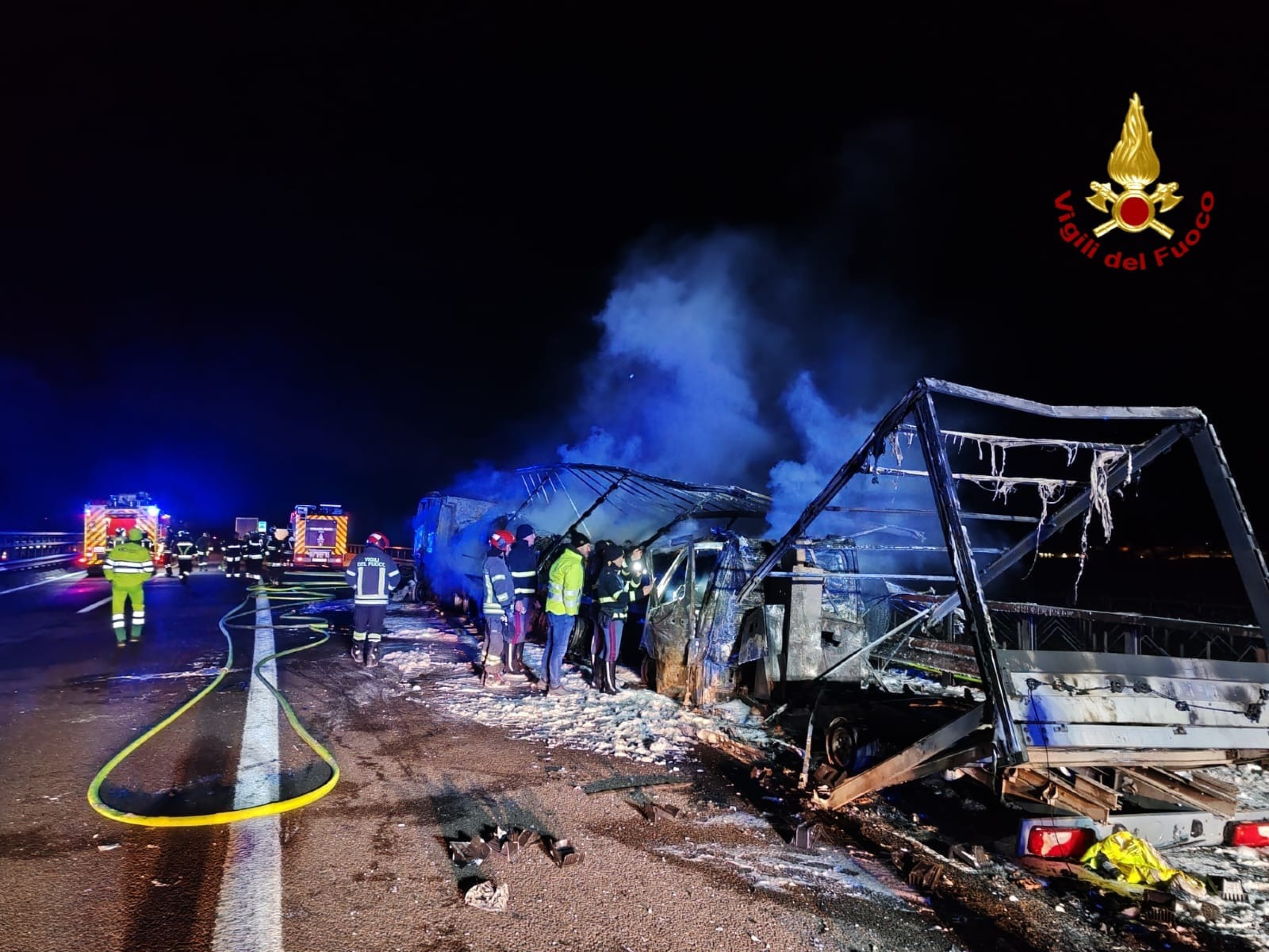 Furgone tampona tir in A22, due persone morte