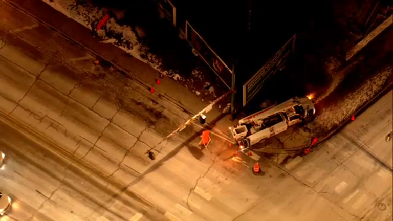 Driver crashes into light pole on NW side, Chicago police say
