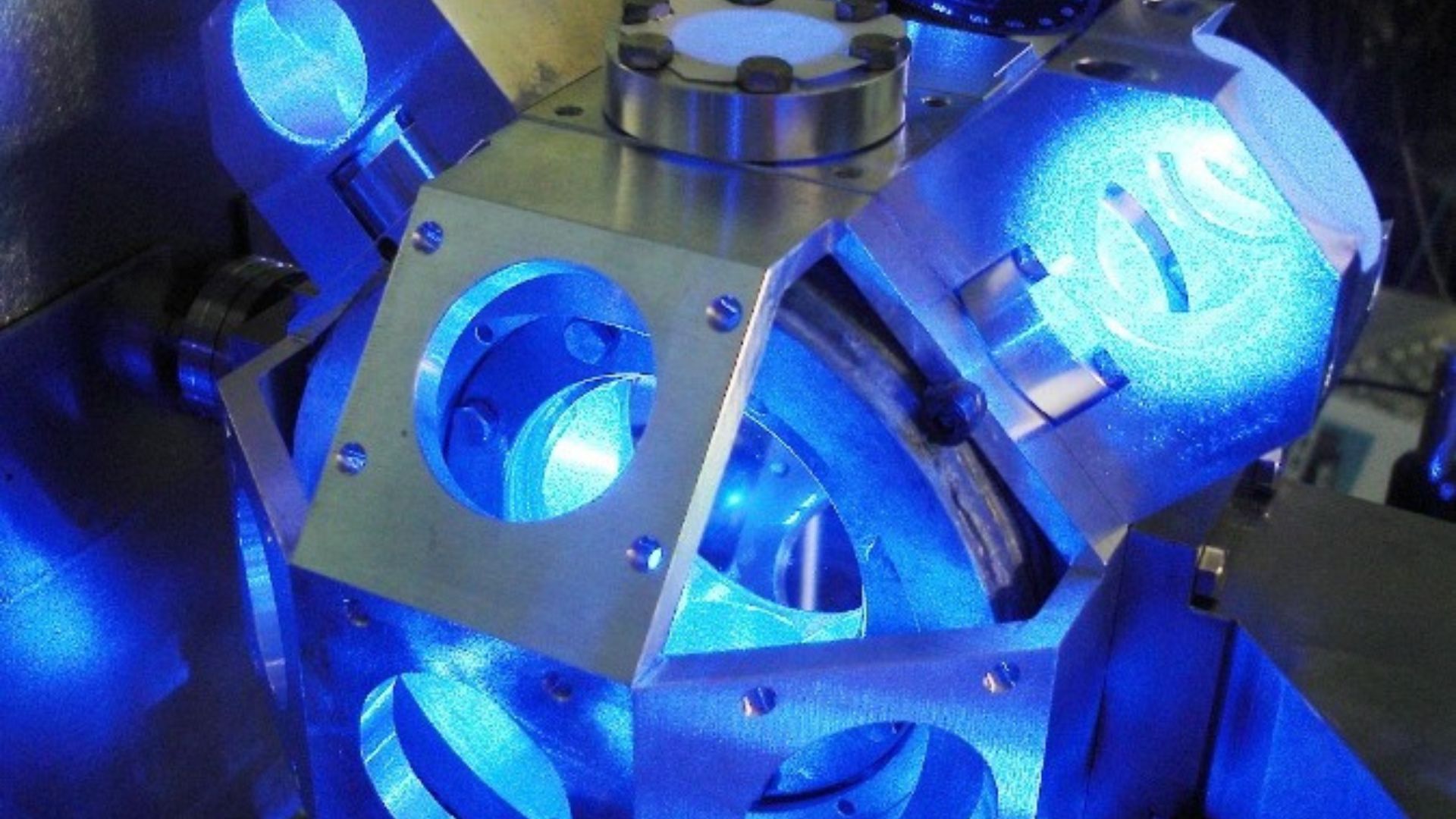UK researchers unveil ultra-precise atomic clock that is small enough ...