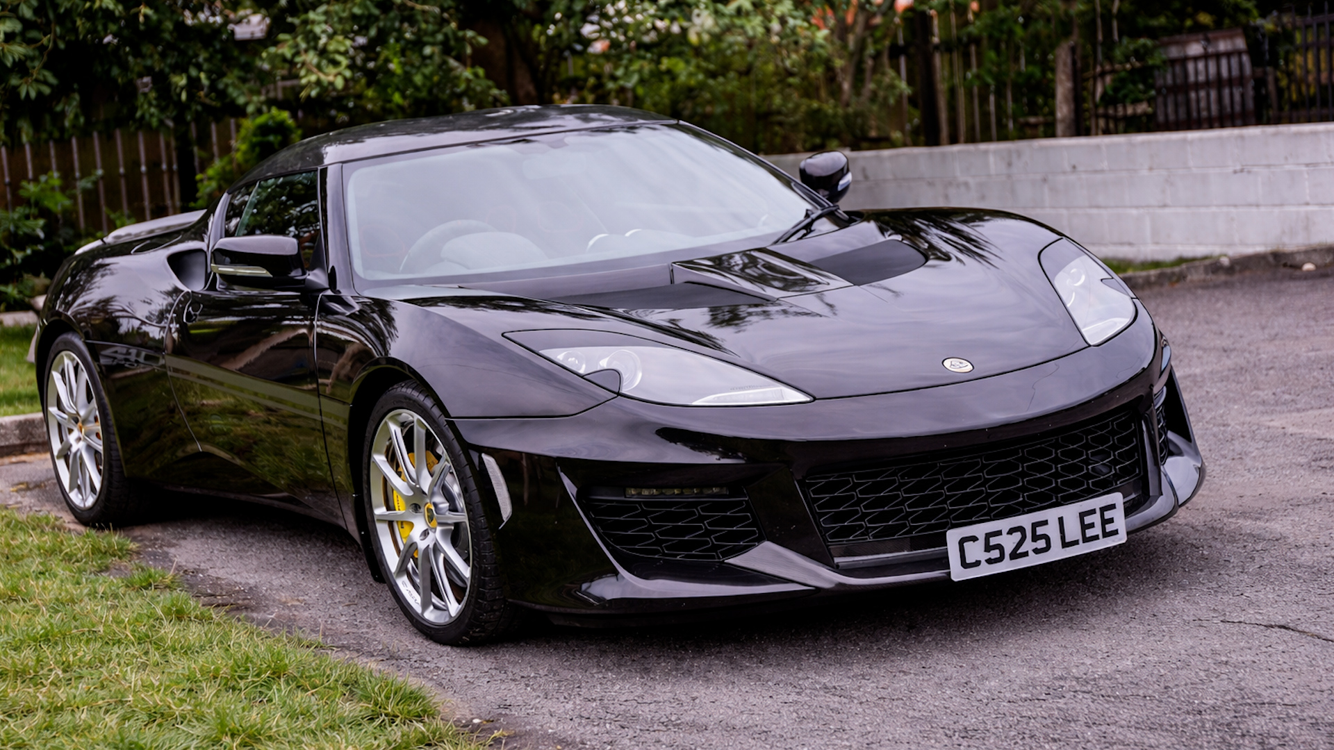 Can the Lotus Evora match a Ferrari driving feel?
