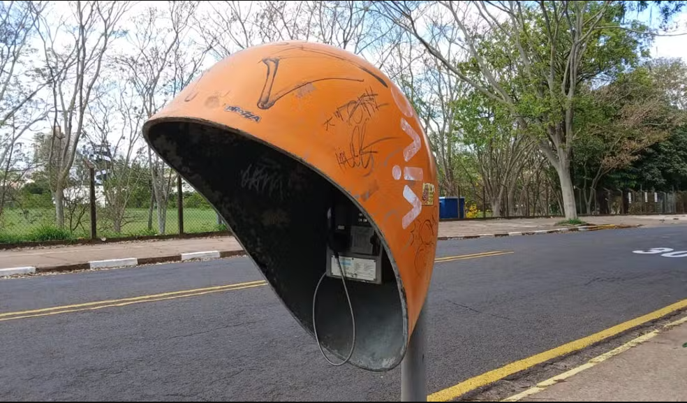 A Anatel iniciou em janeiro o processo de desinstalação dos últimos telefones públicos remanescentes, encerrando um ciclo que começou em 1971 e atravessou décadas como símbolo da comunicação acessível no país