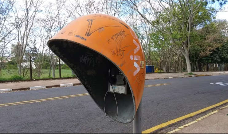 A Anatel iniciou em janeiro o processo de desinstalação dos últimos telefones públicos remanescentes, encerrando um ciclo que começou em 1971 e atravessou décadas como símbolo da comunicação acessível no país
