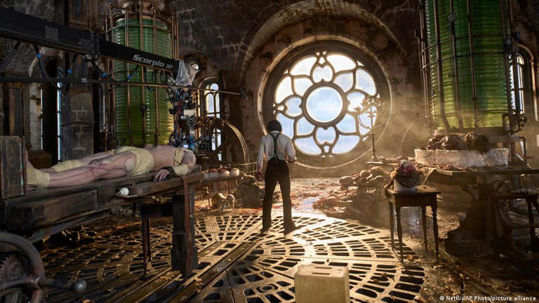 Jacob Elordi (izq.) fue nominado a Mejor Actor de Reparto por su interpretación de La Creatura en la cinta de Guillermo del Toro.