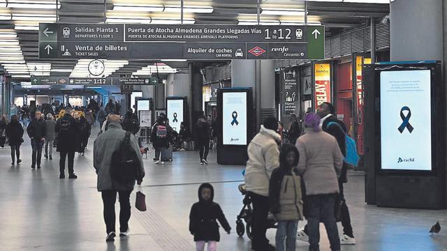 El silbato de los trenes suena en Atocha en homenaje a las víctimas de ...