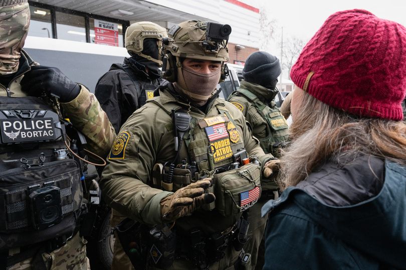 Protesters stop ICE agents from going to the bathroom in latest act of ...