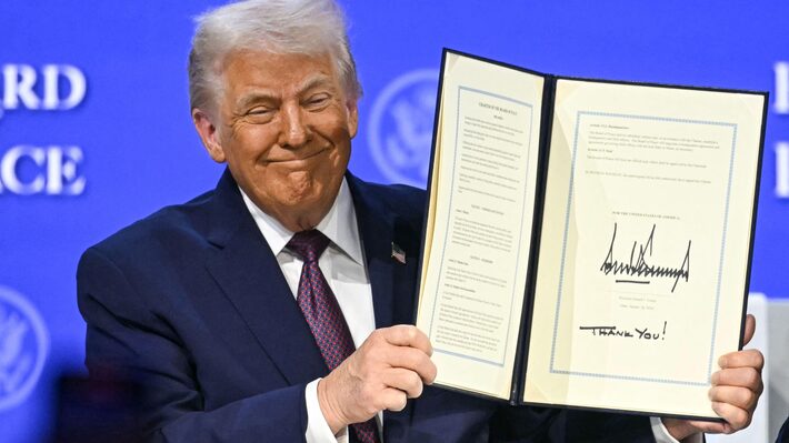 Donald Trump, presidente dos EUA, segura carta fundadora assinada na reunião do 'Conselho da Paz' Foto: Fabrice Coffrini/AFP