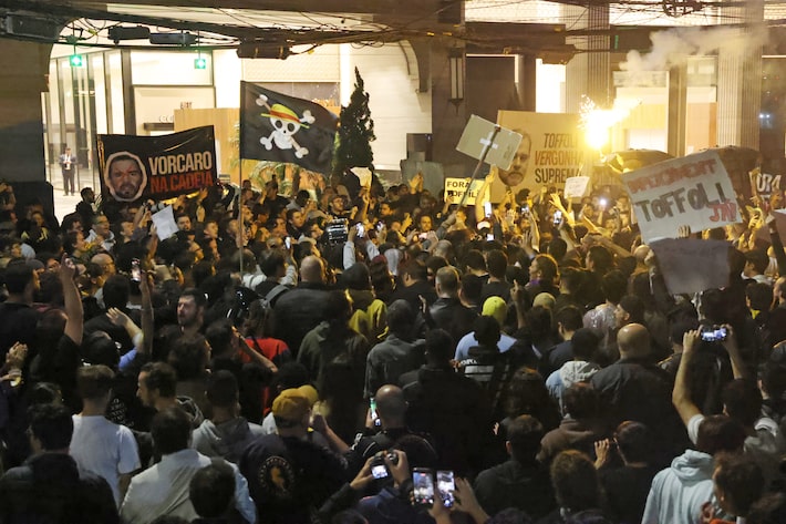 O Movimento Brasil Livre (MBL) realiza uma manifestação na sede do Banco Master, no Itaim Bibi; Daniel Vorcaro e Dias Toffoli foram alvos Foto: Tiago Queiroz/Estadão