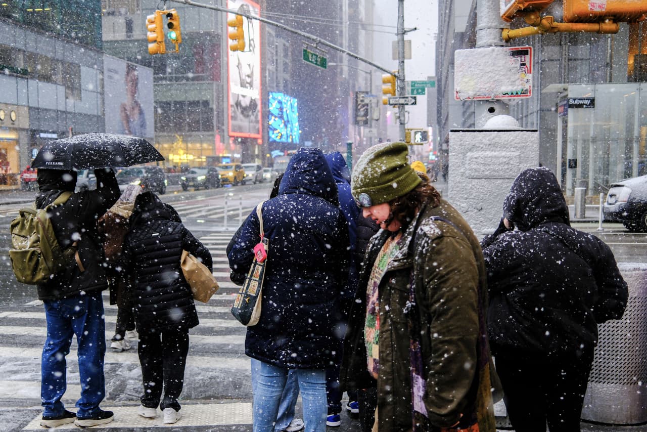 Airlines brace for weekend of travel chaos as winter storm Fern barrels ...