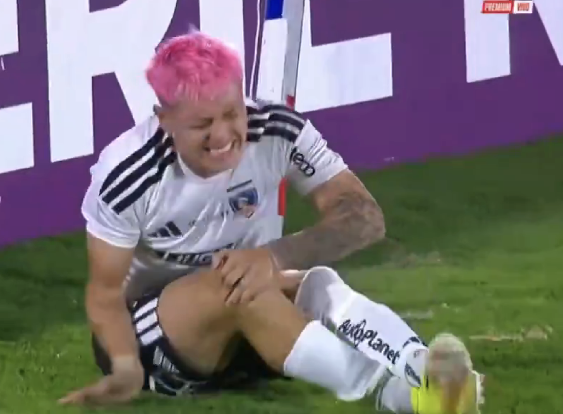 El penalti de la estrella del fútbol fue tan malo que inmediatamente fingió una lesión.