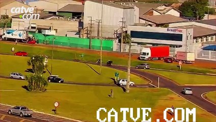 Câmera da Catve flagra batida com tombamento no Trevo do Guarujá, em ...