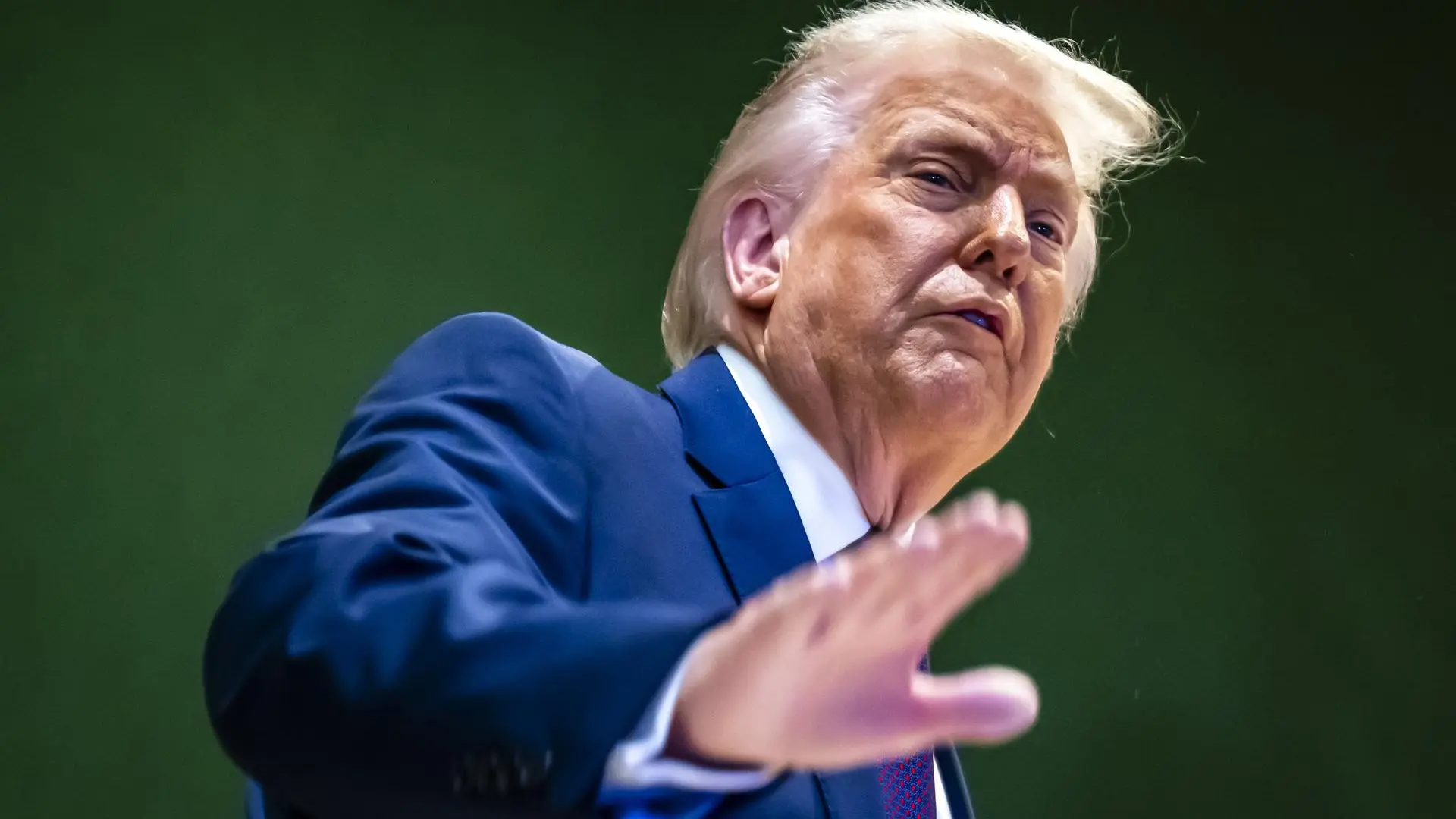 Trump demanda a JPMorgan y le exige 5.000 millones de dólares por ...