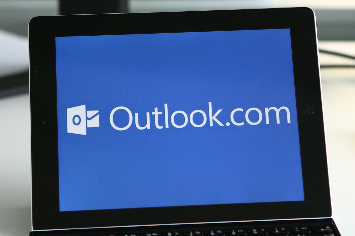 Outlook email outage reported by tens of thousands as Microsoft ...