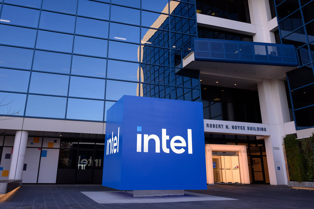米Intel 10〜12月期、売上高4％減 PC向け供給不足が響く、AI需要は堅調