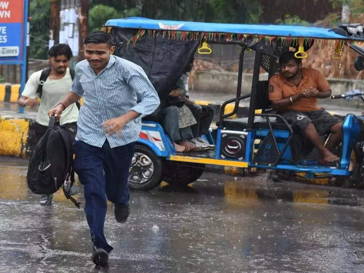 उत्तर प्रदेश मौसम: मौसम विभाग ने आज उत्तर प्रदेश के कई जिलों में बारिश और ओलावृष्टि  की चेतावनी जारी की है; नोएडा, लखनऊ और गाजियाबाद में भी ...