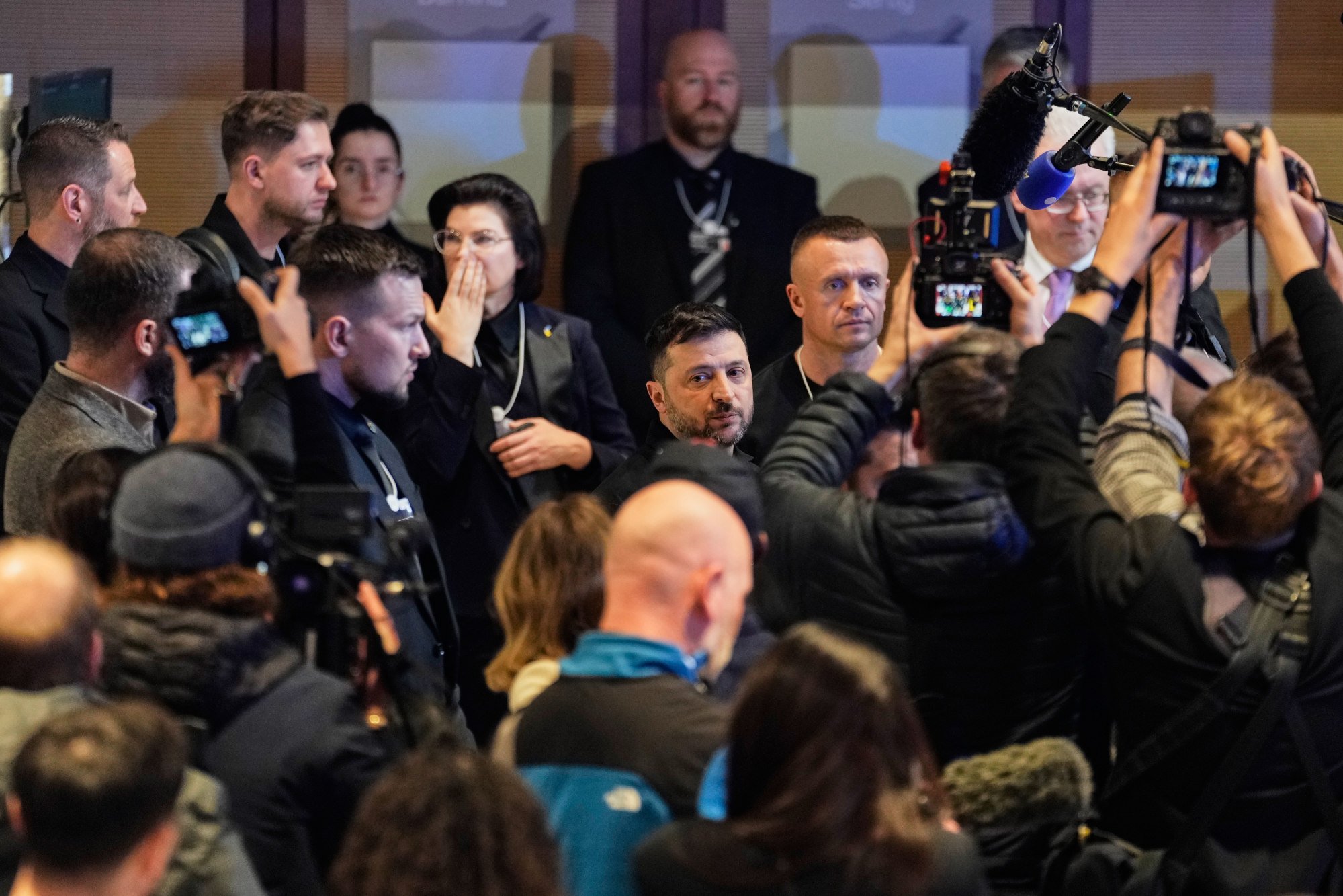 Putin meets US envoys for midnight talks as Ukraine settlement hinges ...