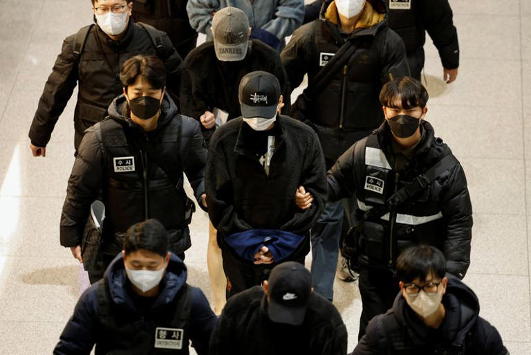 Corea del Sur repatria a 73 sospechosos de estafa desde Camboya en una investigación por fraude en línea de 33 millones de dólares.