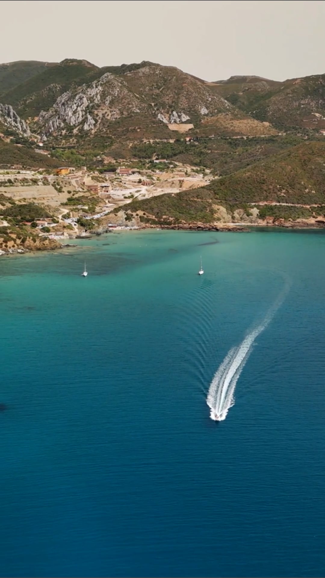 Historiske Porto Flavia: Droneutsikt over Sardinias fantastiske klipper