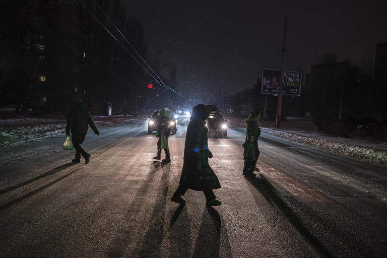 Personas cruzan una calle en Kiev el 11 de enero durante un apagón provocado por los recientes ataques con misiles y drones rusos que afectaron infraestructuras civiles críticas. (Maxym Marusenko / NurPhoto vía Getty Images)