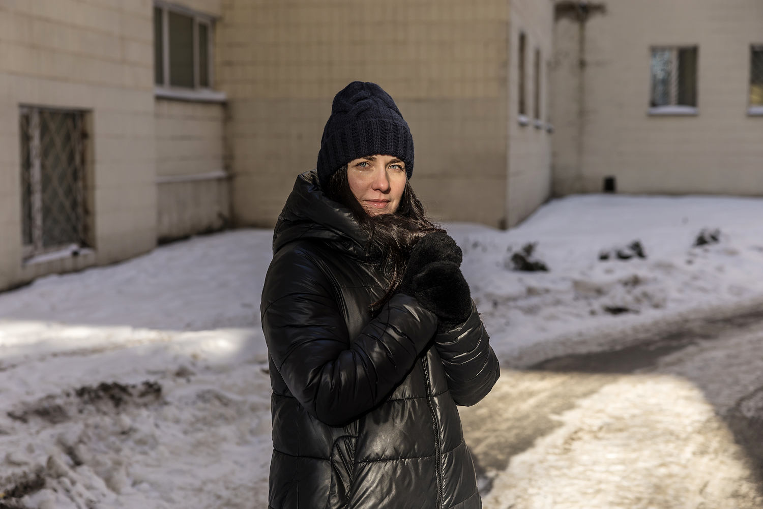 Nataliia Rychka, afuera de su edificio de apartamentos en Kiev, el domingo. Nataliia vive en el piso 13 y todo en su casa depende de la electricidad. (Oksana Parafeniuk para NBC News)