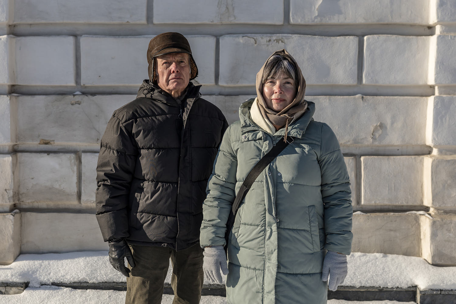 Liubov Oliinyk, de 62 años, y su padre, Leonid Zhurakovskyi, de 89 años, en Kiev el domingo. (Oksana Parafeniuk para NBC News)