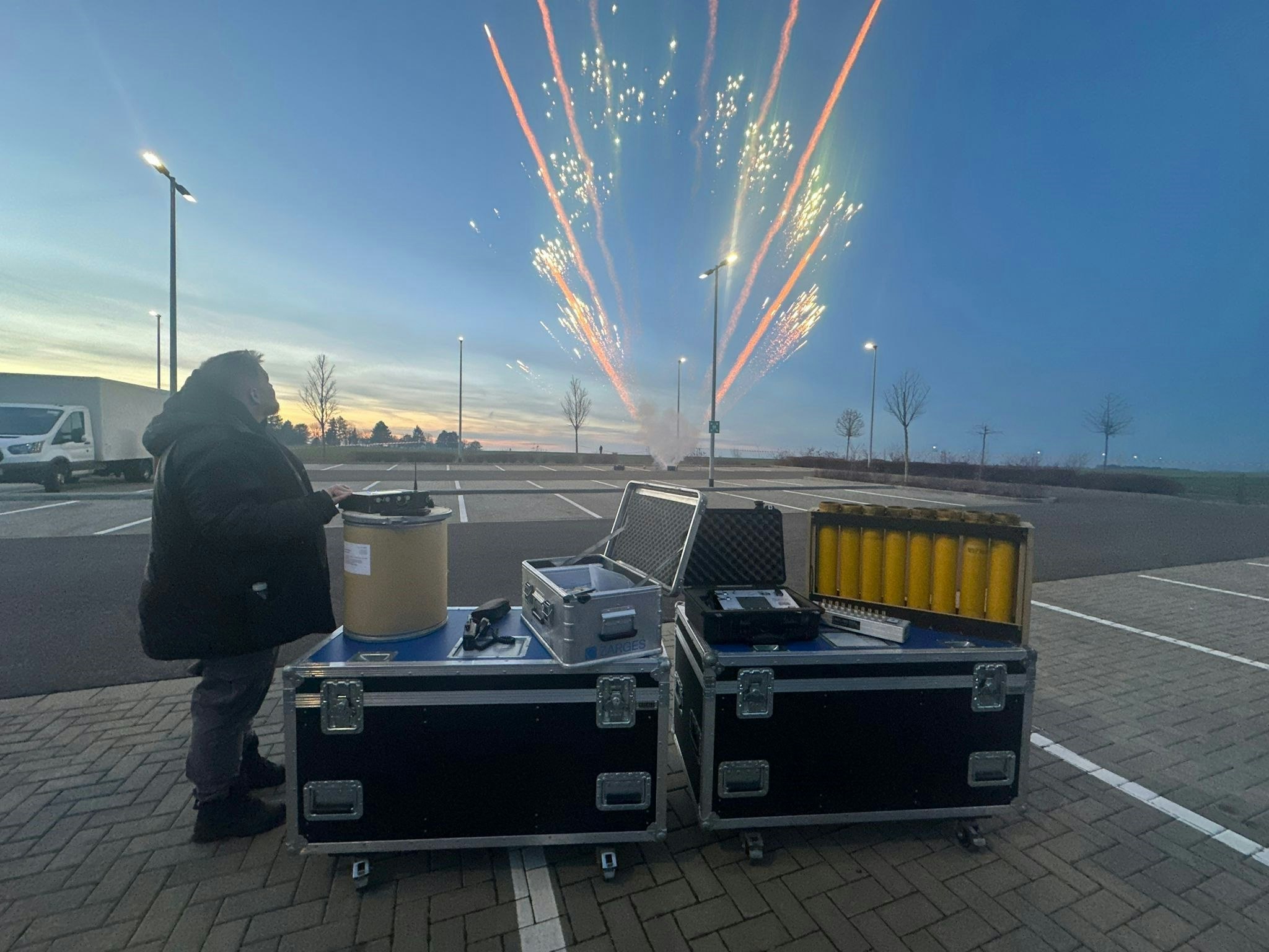 Pyro-Technik getestet: Feuerwerk auf dem Parkplatz des Kreishauses in ...