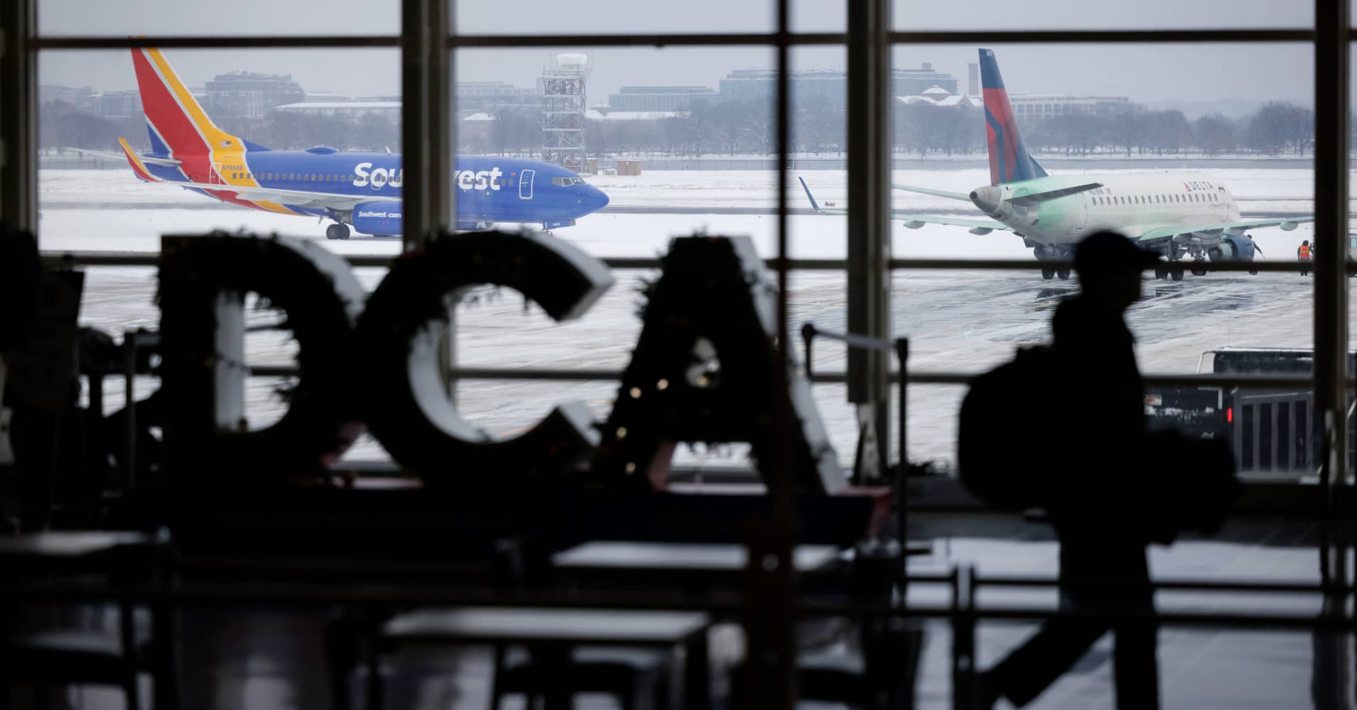 Airlines cancel hundreds of flights as massive winter storm sweeps ...