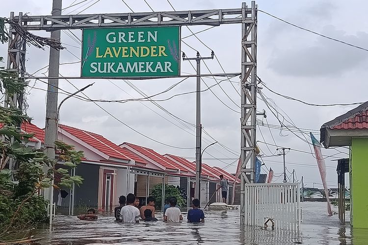 Kondisi Perumahan Green Lavender Sukamekar di Desa Sukamekar, Kecamatan Sukawangi, Kabupaten Bekasi terendam banjir hingga 2 meter. Jum'at (23/1/2026).