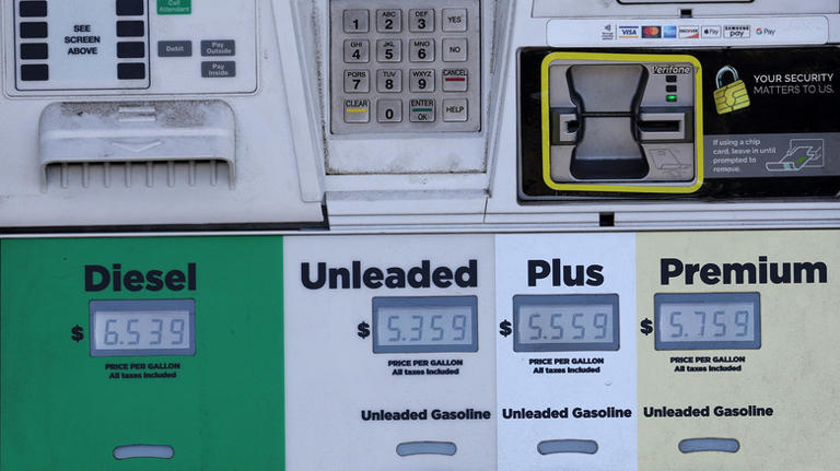 2 dead giveaways your gas pump has a card skimmer