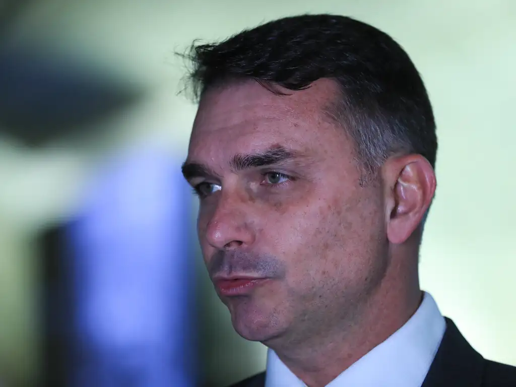 Flávio Bolsonaro vence Lula no 1º e 2º turno, aponta pesquisa