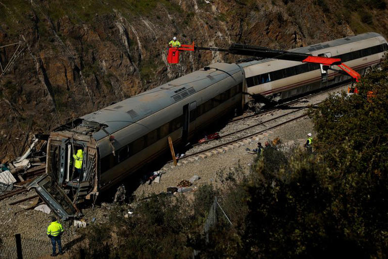 La fractura de un riel probablemente ocurrió antes del accidente de tren en el sur de España, dicen los investigadores