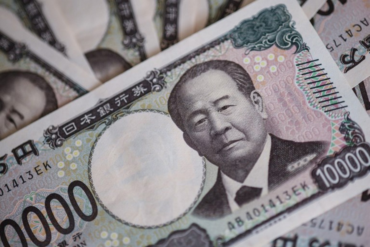 Le yen se renforce face au dollar