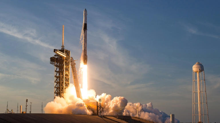NASA locks in 1st crewed moon shot in 54 years as 322 ft rocket hits ...