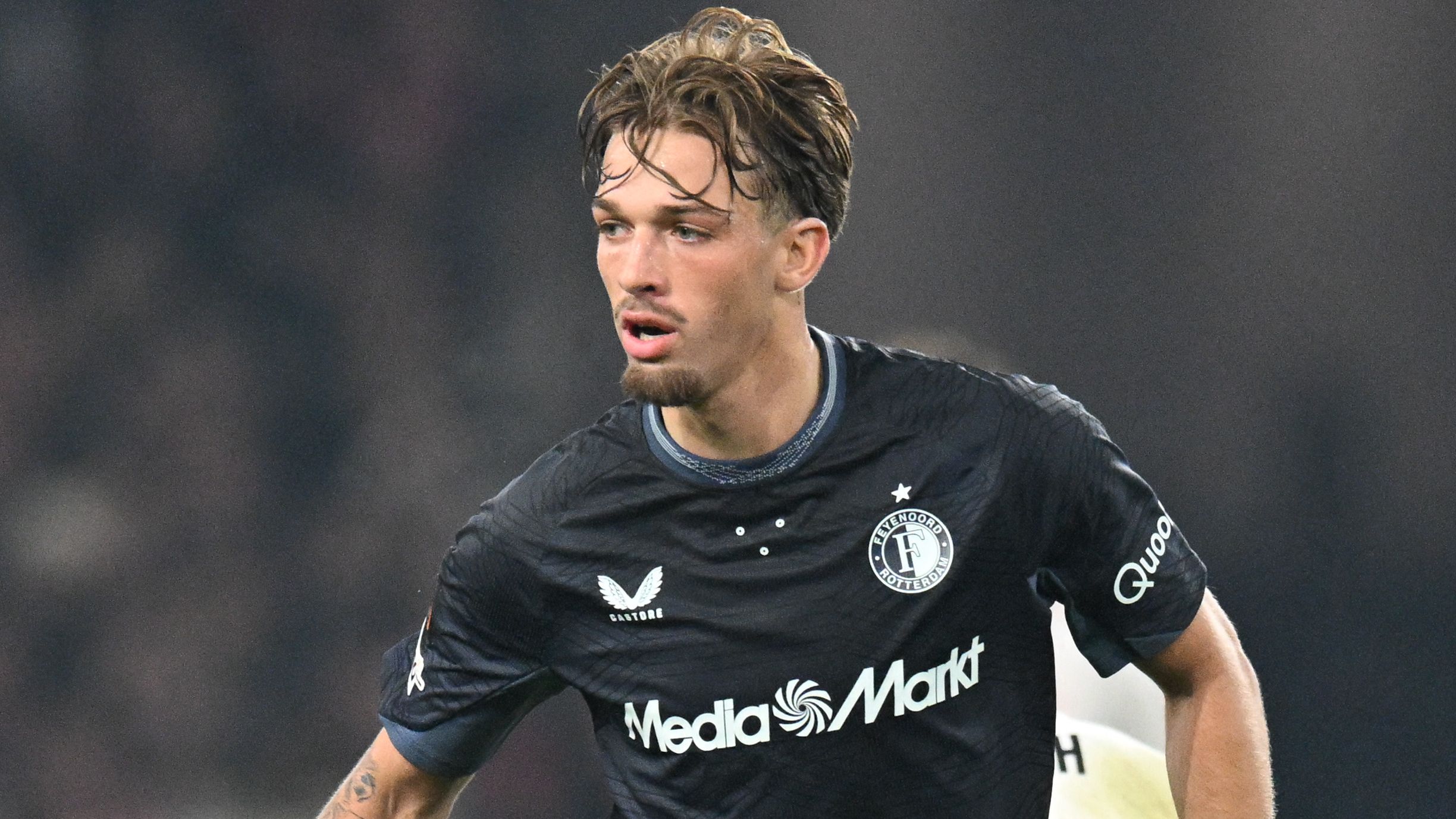 Feyenoord deelt lucratief contract uit en verlengt met Luciano Valente