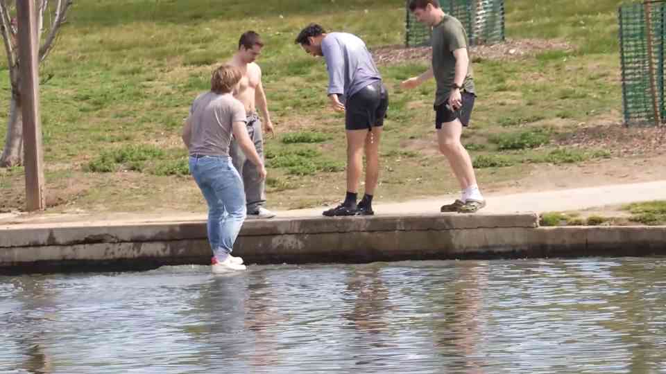 This man appeared to walk on water - nobody could explain it<br><br>