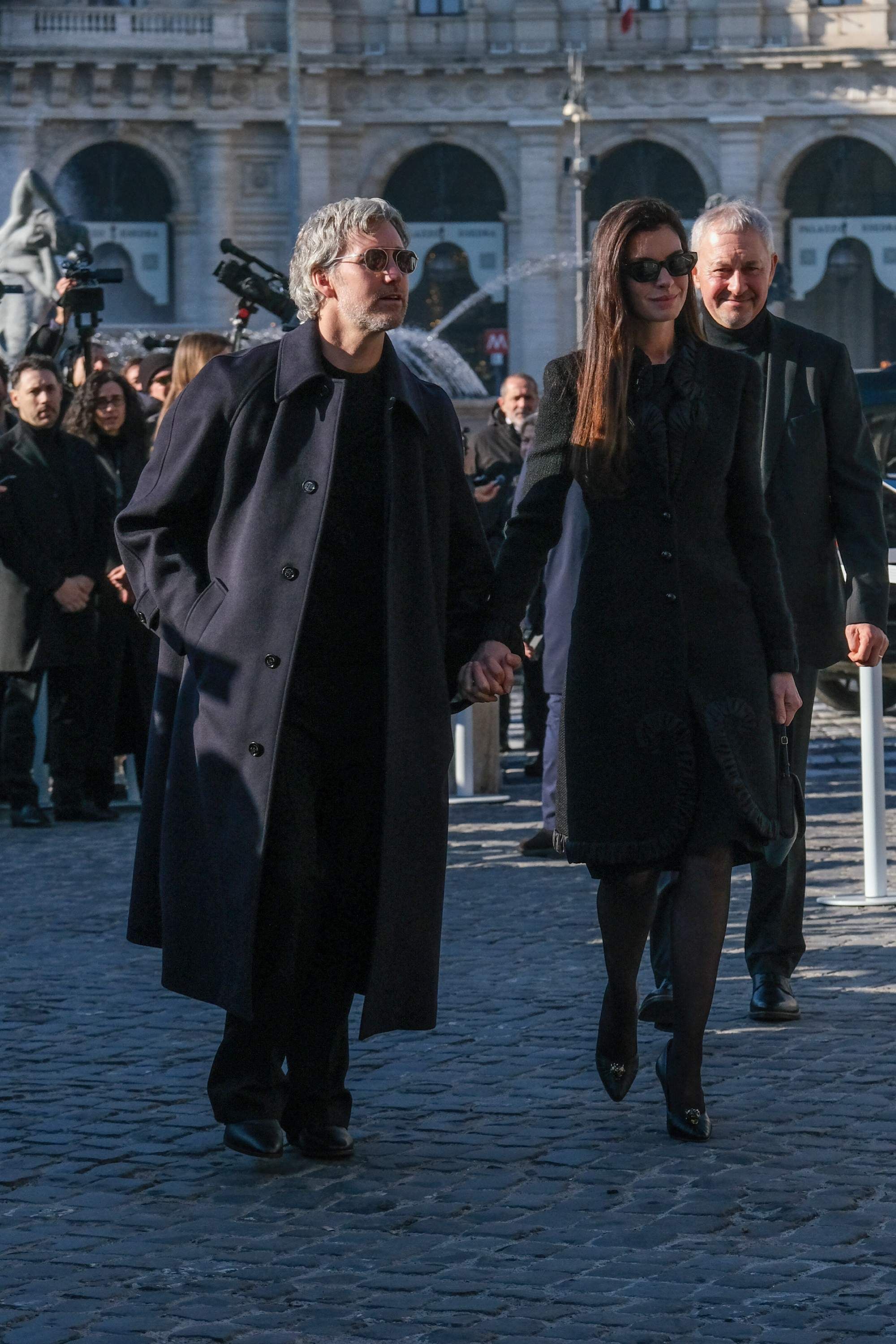 Así son los zapatos pumps elegantes que Anne Hathaway llevó al funeral ...