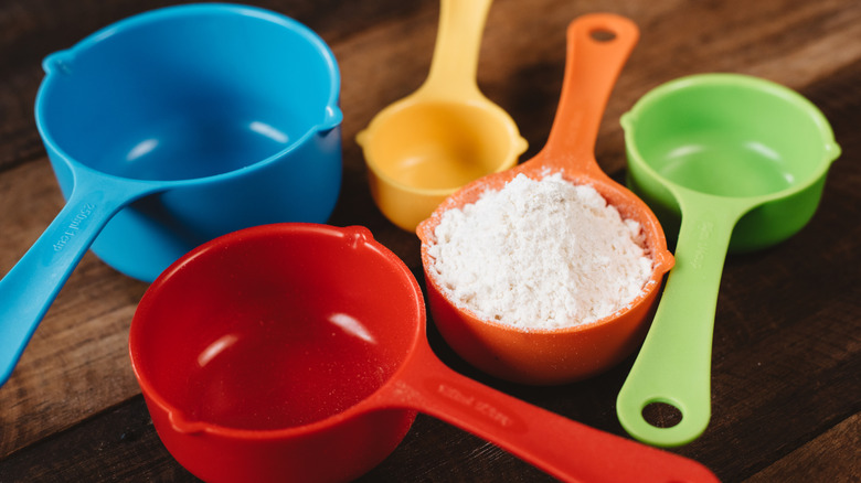 The chalkboard paper solution that keeps measuring cups organized