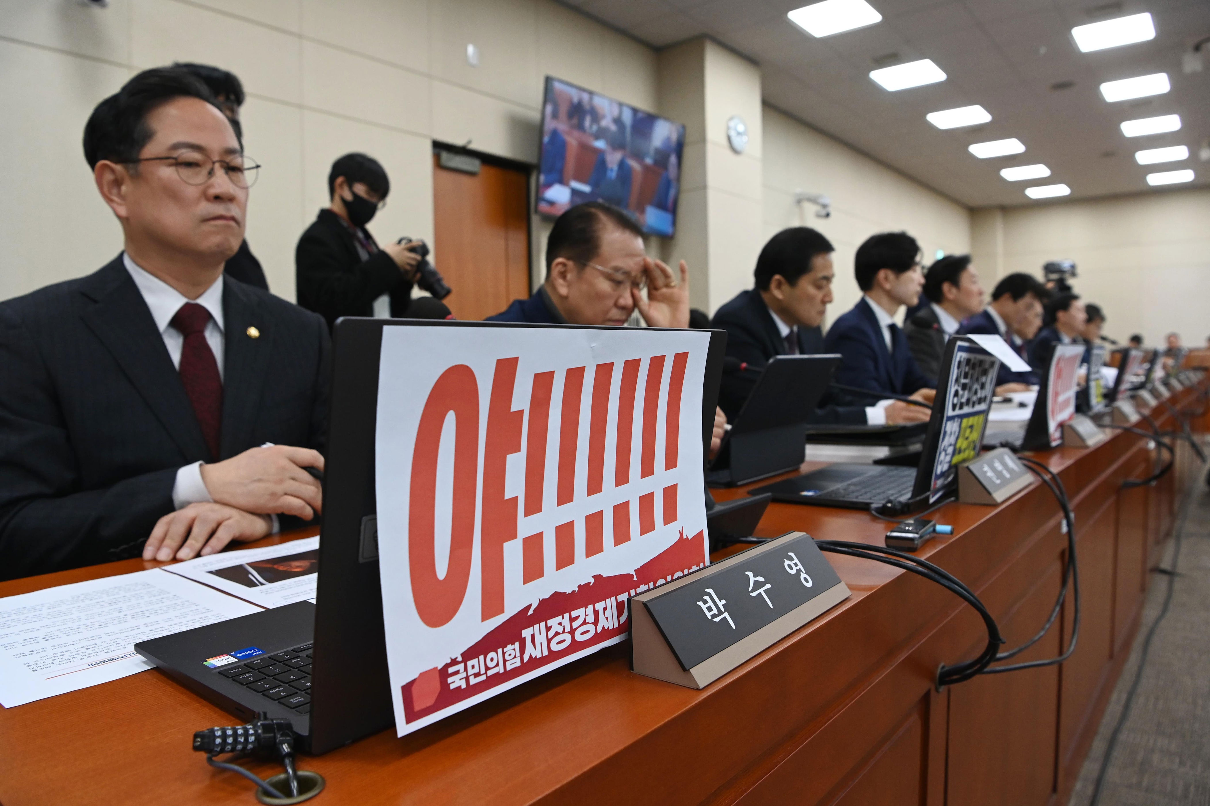 Lee Hye-hoon faces family privilege, staff abuse allegations