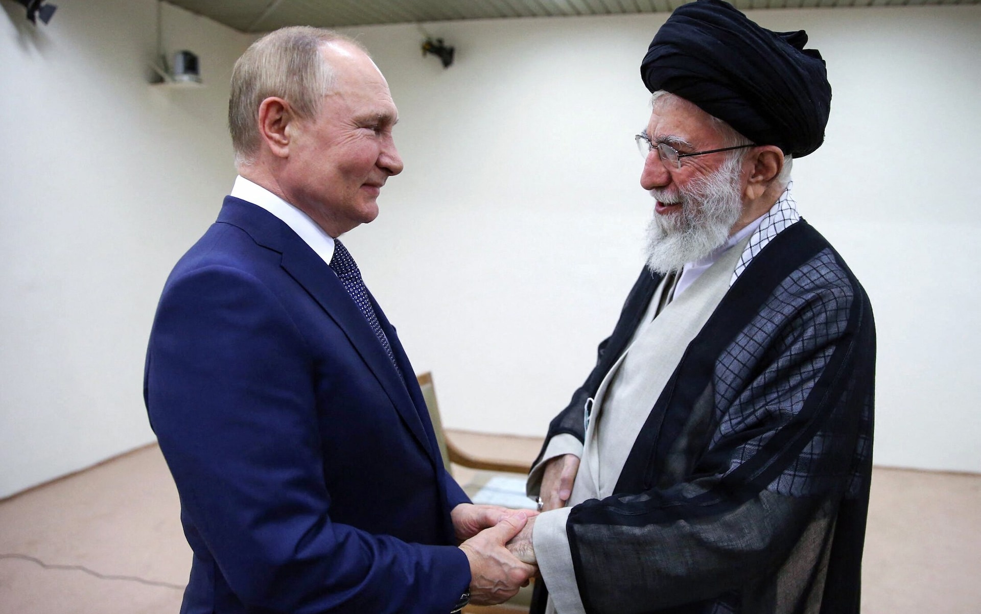 All of a sudden, Putin is willing to throw Iran under the bus<br><br>