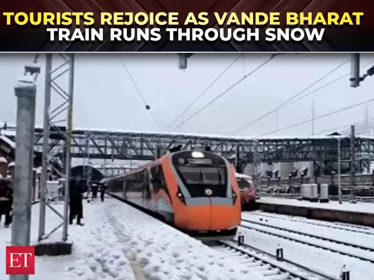 J&K heavy snowfall | Tourists rejoice as Vande Bharat train runs ...