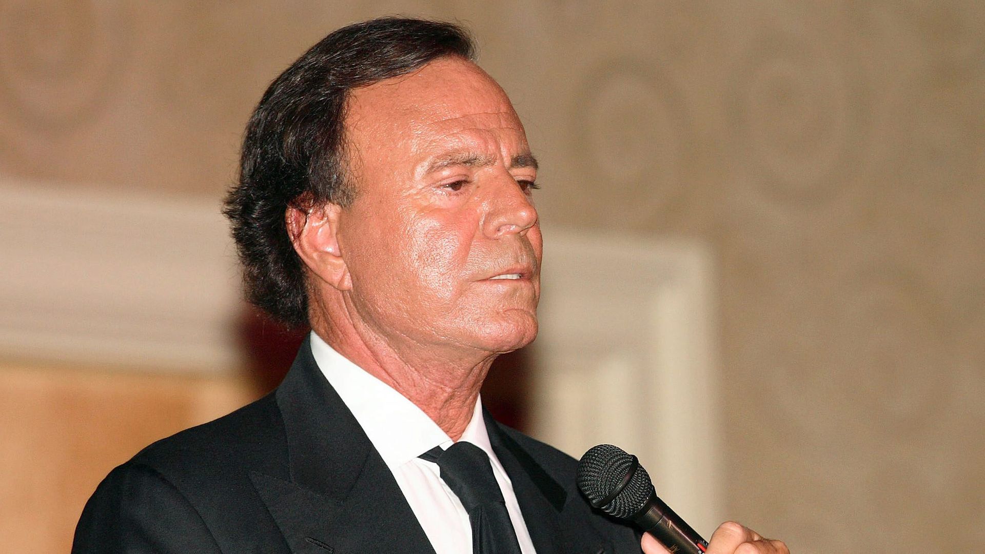 Julio Iglesias demanda a la vicepresidenta Yolanda Díaz por acusarle de ...