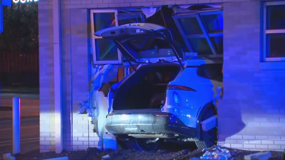 Driver loses control, crashes into former bank in Bloomfield