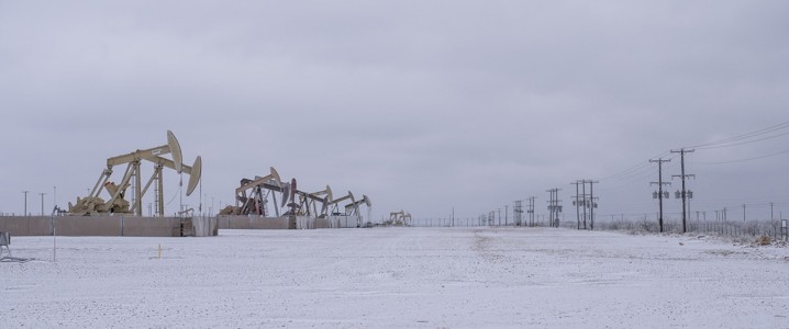 US oil drillers add one rig as winter weather sets in